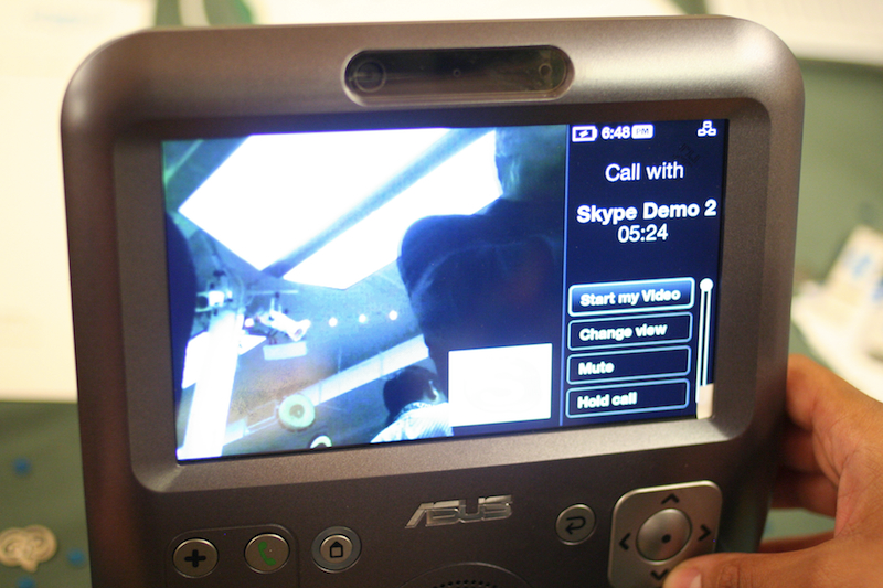 Illustration for article titled Hands On: Asus's AiGuru SV1 Grandma-Friendly Skype Videophone